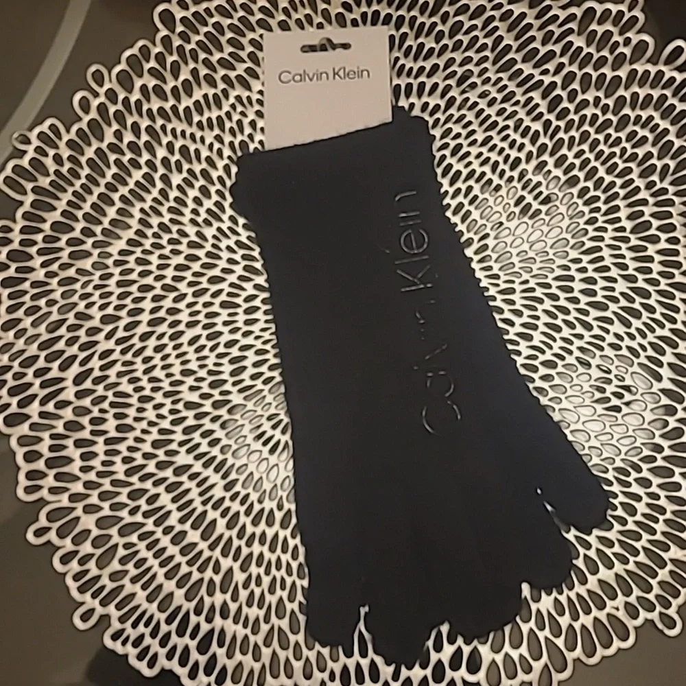 Calvin Klein Elegant Black Knit Gloves